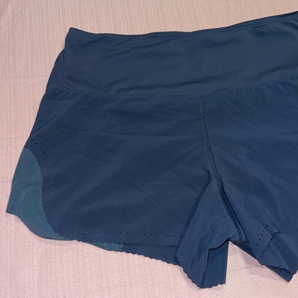 Lululemon scallop shorts - Picture 3 of 6